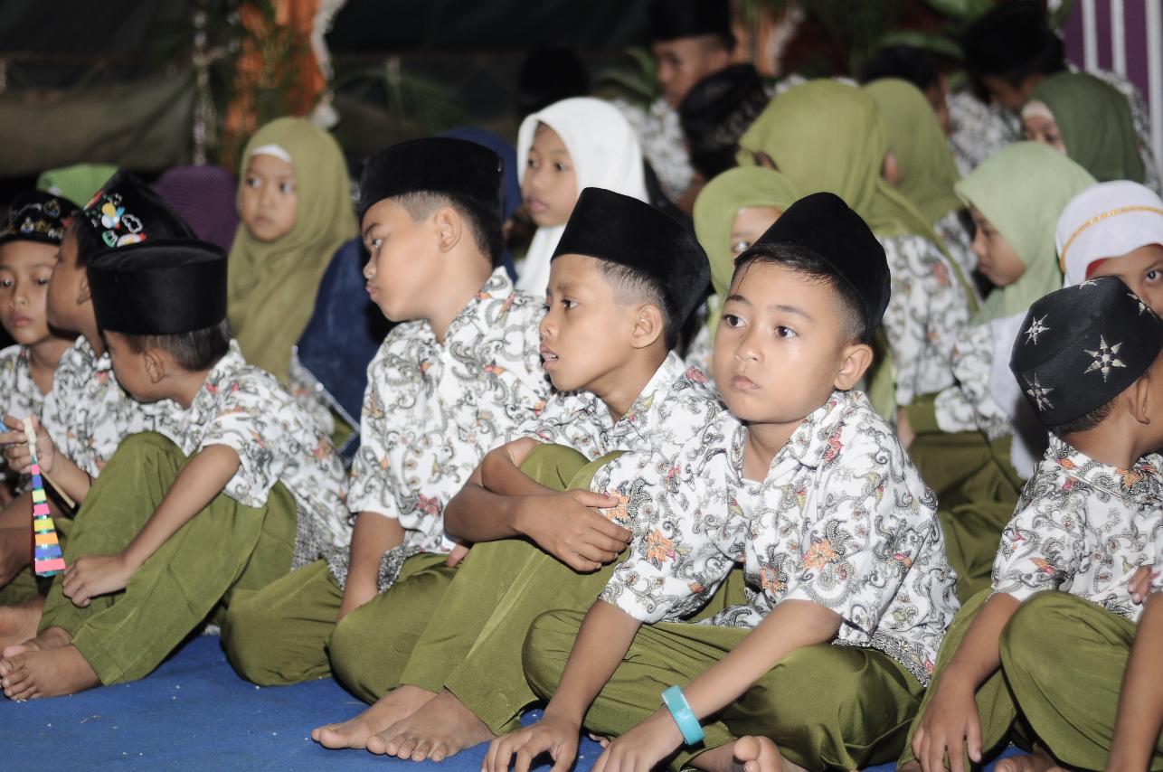 keutamaan-menyantuni-anak-yatim